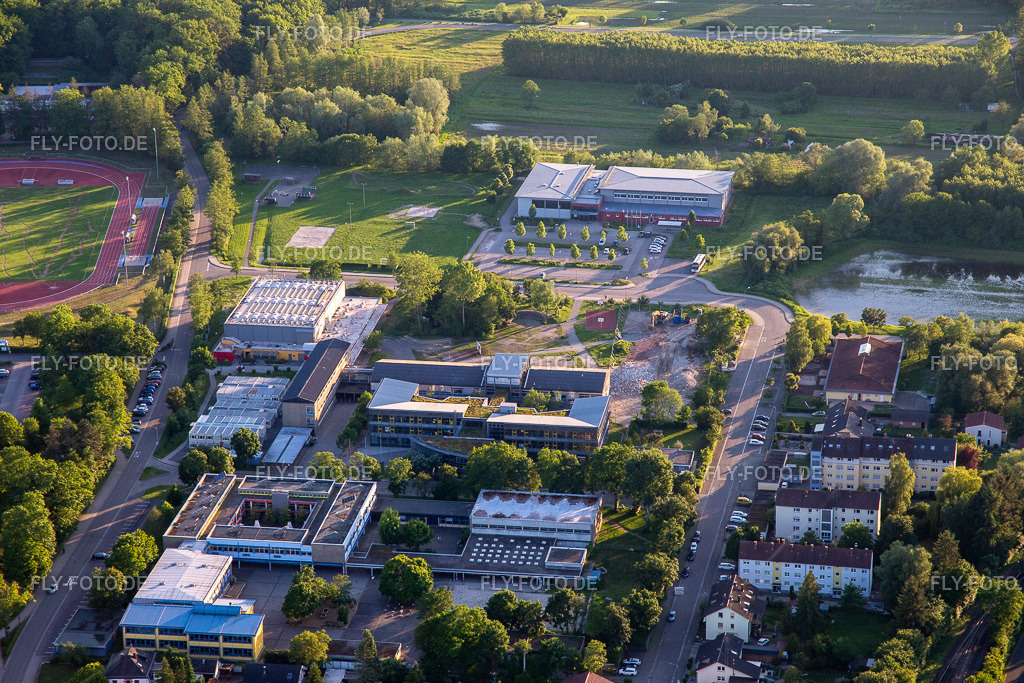IGS mit abgerissenem Nordflügel | Luftbild: IGS mit abgerissenem Nordflügel in Kandel im Bundesland Rheinland-Pfalz in Deutschland. Foto: IMG_114133.jpg vom 23.05.2019 durch Werner Riehm/FLY-FOTO.de - Realisiert mit Pictrs.com