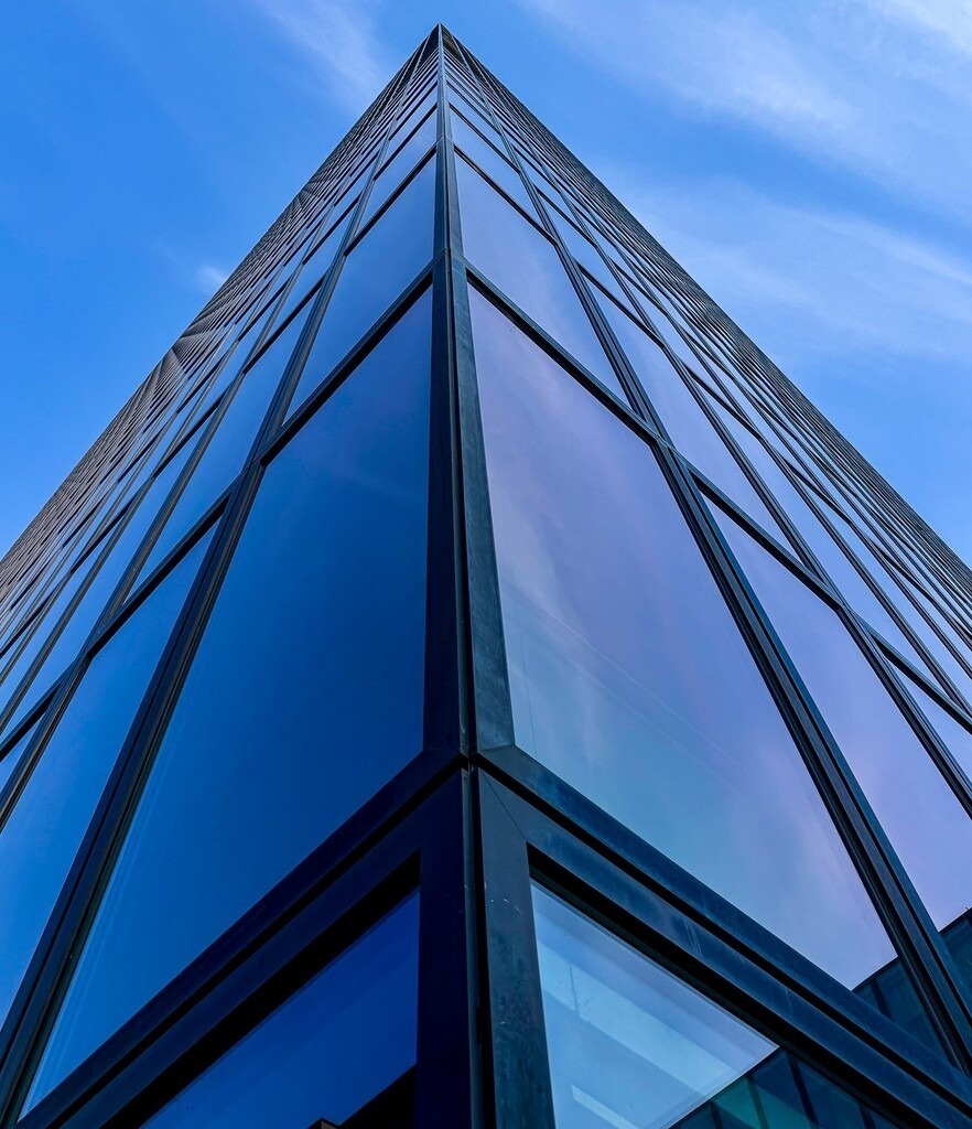 Urban Glass Lines | Exklusive Fotokunst & Moderne Wandbilder für dein Zuhause - Realisiert mit Pictrs.com