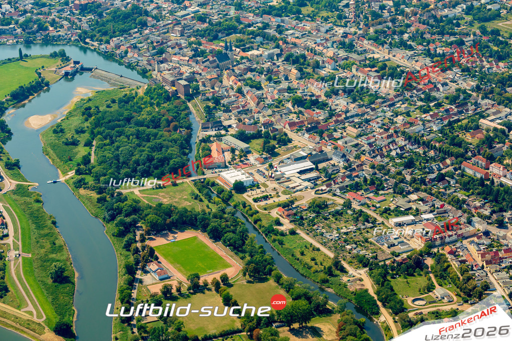 Luftbild der Stadt Calbe - Das Luftbild wurde 2025 vom UL-Flugzeug heraus erstellt ( keine Drohnenaufnahme ) - Hochauflösende Luftaufnahme - für Wandbilder und großformatige Ausdrucke geeignet. Das besondere Geschenk!Hier alle&nbsp;Infos zur Lizenzierung der LuftaufnahmeWir fliegen auch dieses Jahr wieder in Ihre Region um Luftbilder zu erstellen.- Luftbild anfragen