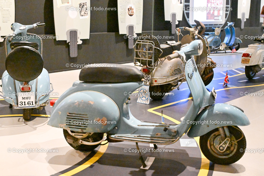 Italien_ Toskana_ Provinz Pisa_ Pontedera_ Vespa_ 29.05.2024-93 | 29.05.2024, Italien, ITA, Toskana, Pontedera im Bild Piaggio, Vespa, Museum

Piaggio ist ein italienischer Fahrzeughersteller mit Sitz in Pontedera. Das Unternehmen produziert verschiedene Mofas und Motorroller, unter anderem die Vespa, das Lastendreirad Ape sowie den Kleintransporter Porter. Zum Konzern gehören auch die Motorradmarken Aprilia, Derbi, Gilera, Laverda und Moto Guzzi. 
Quelle: Wikipedia