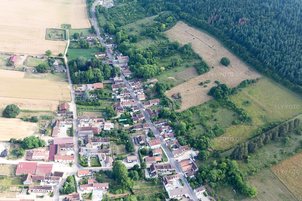 Luftbild: Ortsansicht in Champlost im Bundesland Yonne in Frankreich. Foto: IMG_101313.jpg vom 25.06.2017 durch Werner Riehm/FLY-FOTO.de