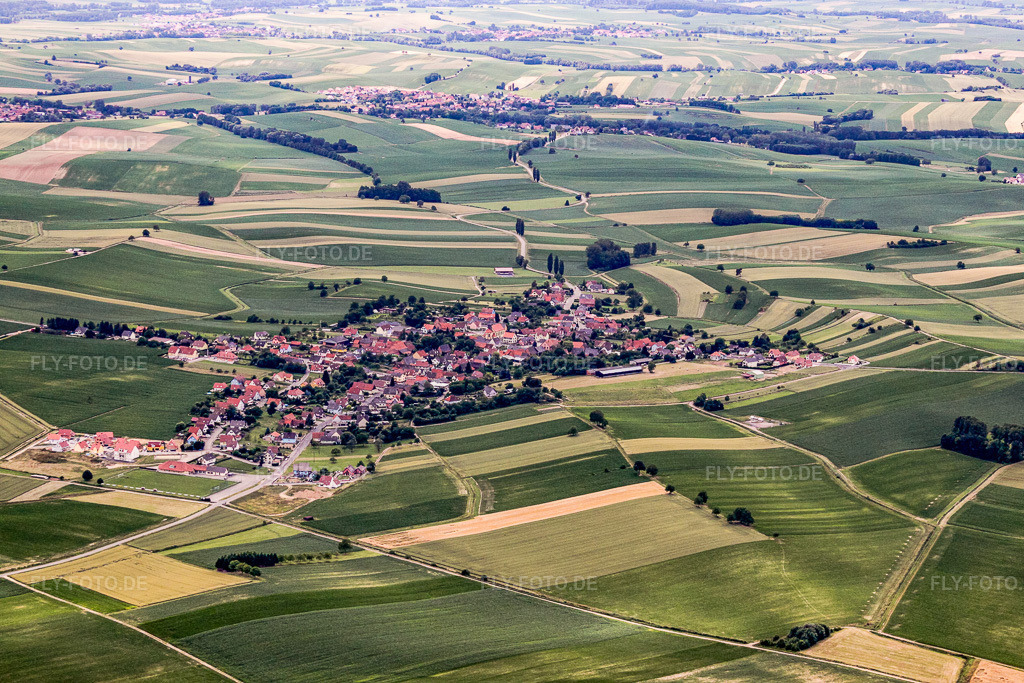 Luftbild: Ortsansicht von Osten in Oberlauterbach im Bundesland Bas-Rhin in Frankreich.Foto: IMG_19056.jpg vom 20.06.2009 durch Werner Riehm/FLY-FOTO.deAuflösung des Originals: 4752 x 3168 px