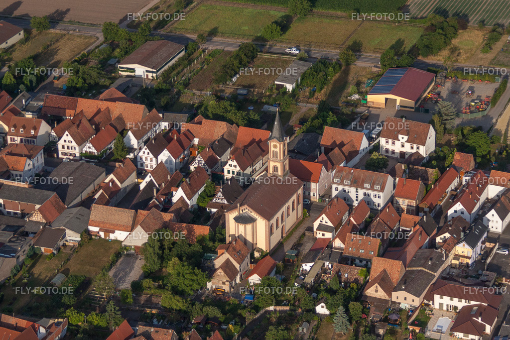 Kirchengebäude der Protestantische Kirche Zeiskam | Luftbild: Kirchengebäude der Protestantische Kirche Zeiskam in Zeiskam im Bundesland Rheinland-Pfalz in Deutschland. Foto: IMG_69648.jpg vom 04.07.2014 durch Werner Riehm/FLY-FOTO.de - Realisiert mit Pictrs.com