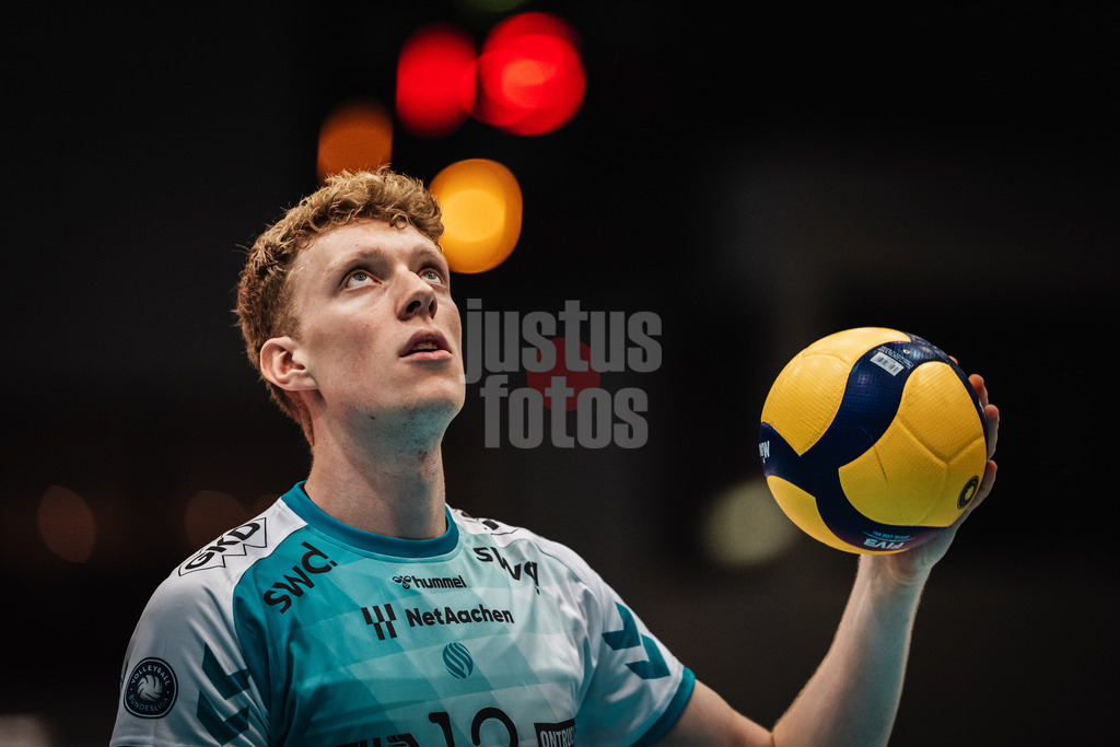 Volleyball | Herren | Saison 2025/2026 | Volleyball Ligacup | SWD powervolleys Düren vs. Energiequelle Netzhoppers KW | 12.10.2024 | Siebe Korenblek (#12, SWD powervolleys Düren) auf dem Weg zum Aufschlag