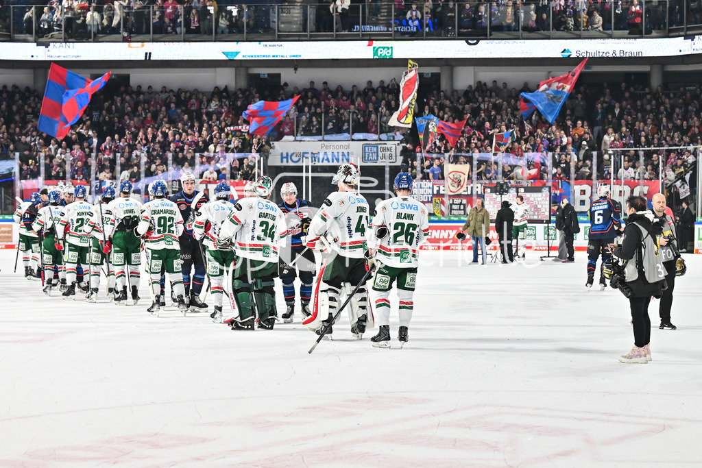 Nürnberg Ice Tigers - Augsburger Panther | NUREMBERG, GERMANY - 23. JANUARY: Hängende Köpfe bei den Spielern der Gäste nach dem Match zwischen den Nürnberg Ice Tigers und den Augsburger Panthern am 42. Spieltag der Penny DEL in der PSD Bank Nürnberg Arena