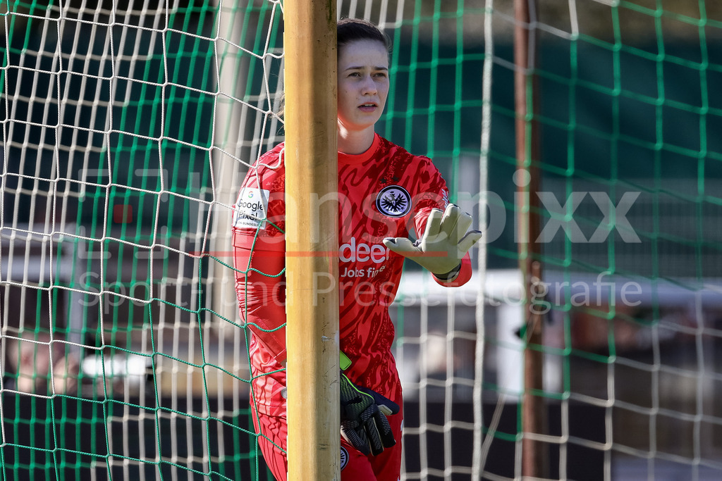 Fussball, Google Pixel Frauen-Bundesliga, SV Werder Bremen - Eintracht Frankfurt | v.li.: Stina Johannes (Torhüterin, Torwart, Eintracht Frankfurt, 1) gibt Anweisungen, gestikuliert, mit den Armen gestikulieren, Portrait, Nahaufnahme, Einzelfoto, Einzelbild, DIE DFB-RICHTLINIEN UNTERSAGEN JEGLICHE NUTZUNG VON FOTOS ALS SEQUENZBILDER UND/ODER VIDEOÄHNLICHE FOTOSTRECKEN. DFB REGULATIONS PROHIBIT ANY USE OF PHOTOGRAPHS AS IMAGE SEQUENCES AND/OR QUASI-VIDEO.