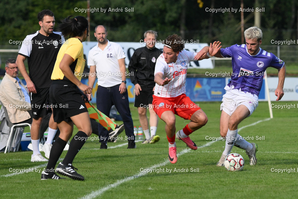 VfR Neumünster vs Holstein Kiel II | Jan Lippegaus (VfR #3) checkt Mätthi Meyer (Holstein #3) in die Holstein-Bank / Fußball-Oberliga Männer 2026/2027 / VfR Neumünster vs Holstein Kiel II / Grümmi-Arena / Neumünster / 27.09.26 - Realisiert mit Pictrs.com