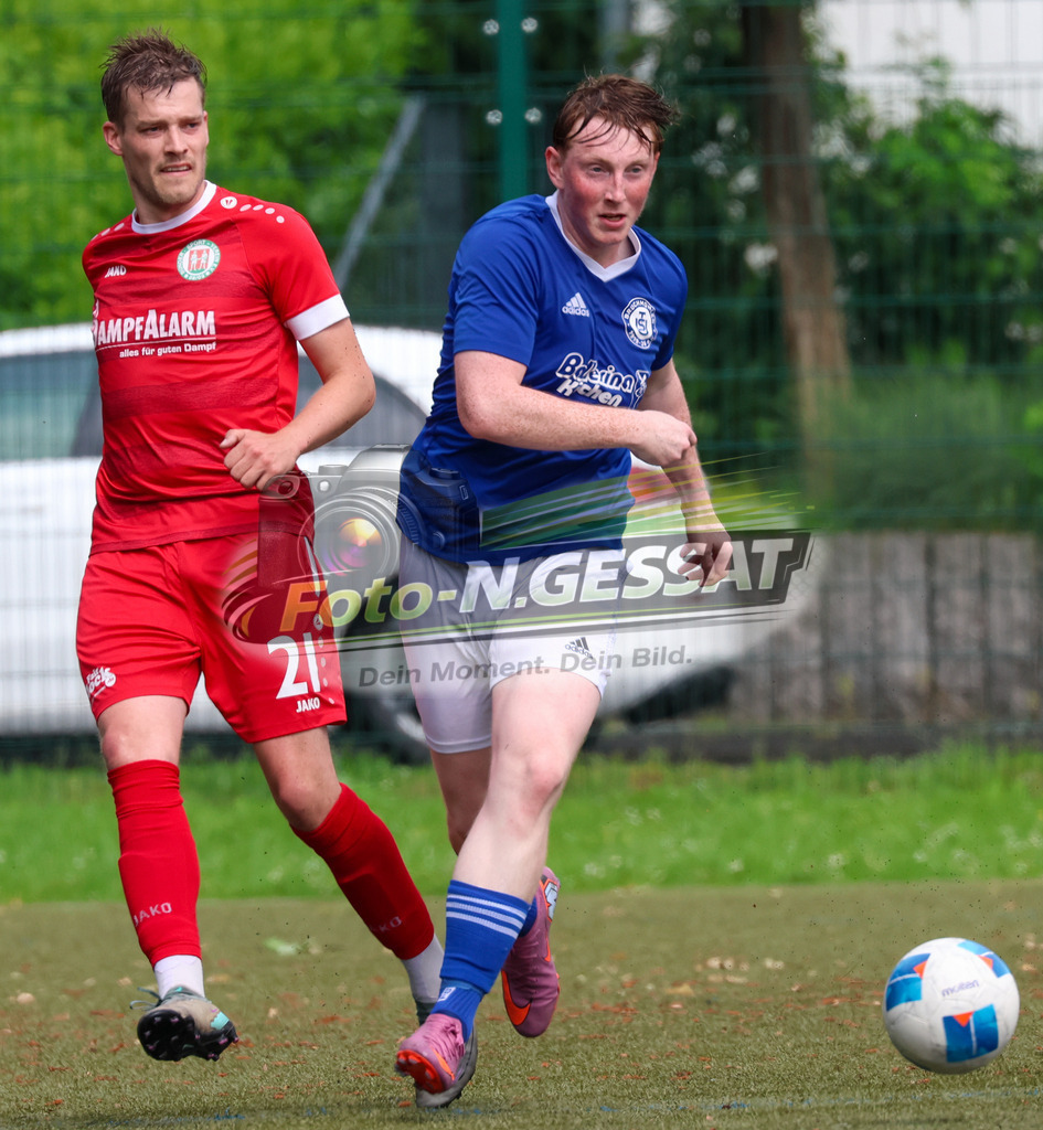 Bünder SV - TuS Bruchmühlen II | Auf dem Bild zu sehen: grün Bünder SV: Timo Westerbeck ; blau TuS Bruchmühlen II: Florian HassBünder SV, TuS Bruchmühlen II, Saison 25/26, Kreisliga A, Bünde, Deutschland - Realisiert mit Pictrs.com