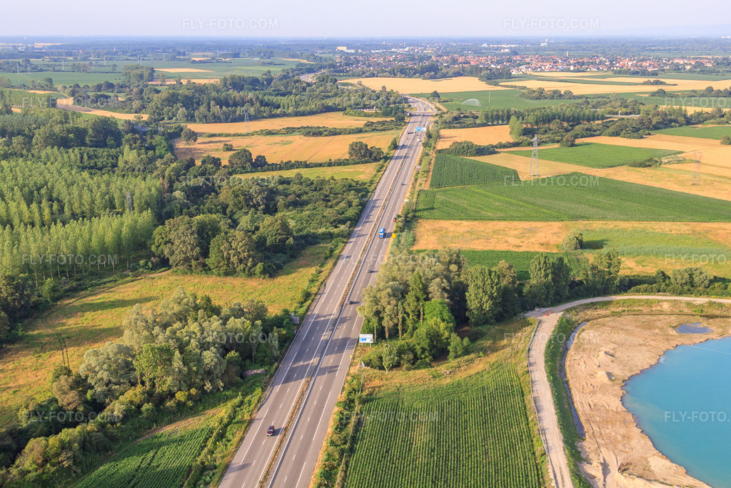 Aerial view: A35 motorway in Gambsheim in the state Bas-Rhin, France. – Photo: IMG_30369.jpg taken on 07/09/2010 by Werner Riehm/FLY-FOTO.com – Resolution of the original: 4752 x 3168 px