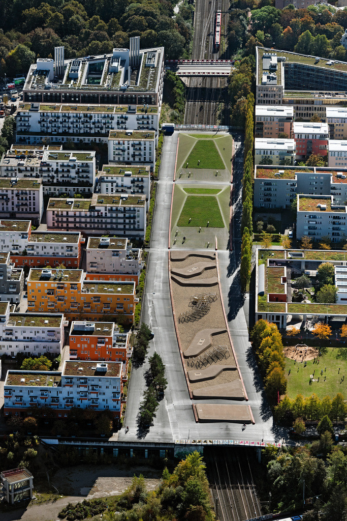 dr__0054149.jpg | MüNCHEN 07.10.2024 Platz- Ensemble " Quartiersplatz Theresienhöhe " im Stadtgebiet am Max-Hirschberg-Weg im Ortsteil Schwantalerhöhe in München im Bundesland Bayern, Deutschland. Weiterführende Informationen bei: Topotek 1. // Square ensemble "Quartiersplatz Theresienhoehe" in the urban area on Max-Hirschberg-Weg in the district Schwantalerhoehe in Munich in the state Bavaria, Germany. Further information at: Topotek 1. Foto: Daniel Reiter