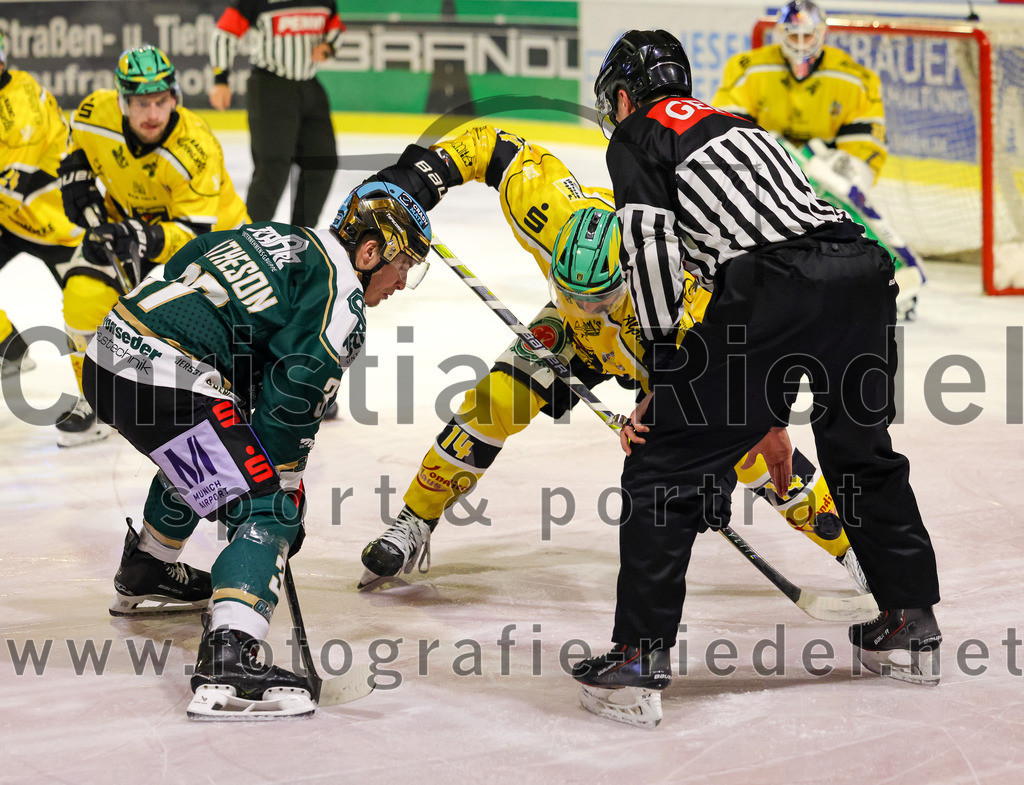 2025-12-19_091_TSV_Erding_gegen_Toelzer_Loewen | Erding, Deutschland, 19.12.2025:Eishockey, Oberliga Süd 2025 / 2026, 27. Spieltag, TSV Erding gegen Tölzer Löwen, Endergebnis: 2:5Thomas Matheson (Erding Gladiators, #37), Christoph Fischhaber (Tölzer Löwen, #14)Foto: Christian Riedel / fotografie-riedel.net
