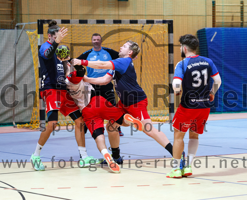 2022-09-24_080_SpVgg_Altenerding_gegen_HSG_Freising-Neufahrn | Erding, Deutschland, 24.09.2022:
Handball, Bezirksoberliga Männer 2022 / 2023, 2. Spieltag, SpVgg Altenerding gegen HSG Freising-Neufahrn, Endergebnis: 18:26

Christian Heldner (HSG Freising-Neufahrn, #17), Joseph Wyhnalek (SpVgg Altenerding, #11), Benjamin Moses Becker (HSG Freising-Neufahrn, #2), Petrit Guri (HSG Freising-Neufahrn, #31)

Foto: Christian Riedel / fotografie-riedel.net