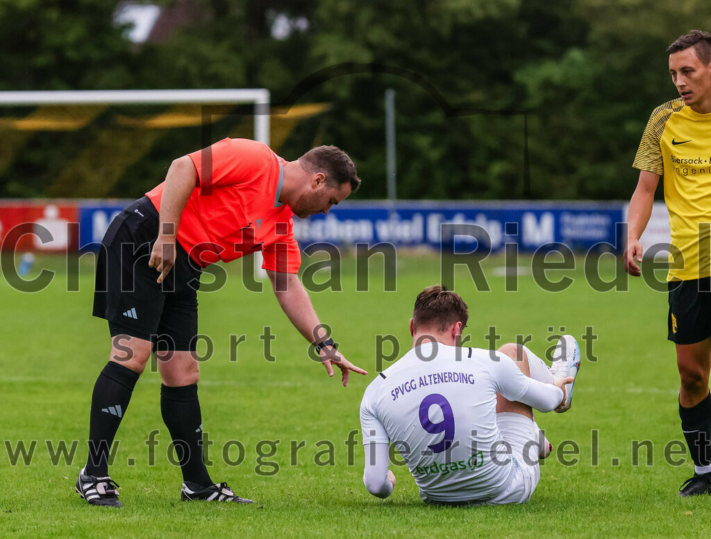 2023-08-09_094_FC_Moosinning_II_gegen_SpVgg_Altenerding | Moosinning, Deutschland, 09.08.2023:
Fußball, Kreisliga 2023 / 2024, 3. Spieltag, FC Moosinning II gegen SpVgg Altenerding, Endergebnis: 1:1

Schiedsrichter Stefan Empl, Matthias Loher (SpVgg Altenerding, #9)

Foto: Christian Riedel / fotografie-riedel.net