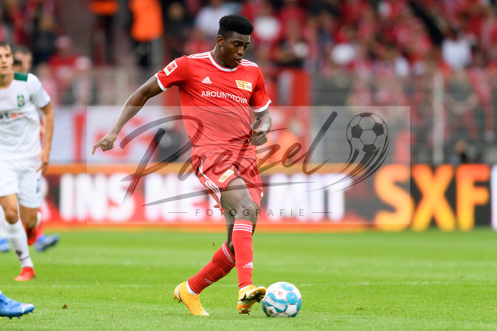 FCUBMG20210829_150 | Fussball, Herren: Taiwo Awoniyi (1.FC Union Berlin) in Aktion, am Ball, Einzelaktion beim Spiel der 1. Bundesliga zwischen 1. FC Union Berlin und Borussia Moenchengladbach im Stadion An der Alten Foersterei am 29.08.2021 in Berlin, Deutschland. - Realisiert mit Pictrs.com