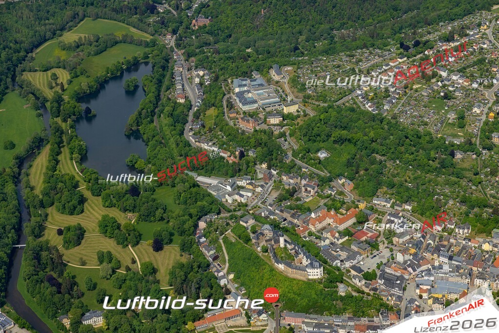 Das Luftbild der Stadt Greiz wurde 2022 vom Flugzeug heraus erstellt (keine Drohnen-Aufnahmen) Aufnahmehöhe ca.450 Meter- hohe Bildauflösung und Druck-Qualität. Garantiert!