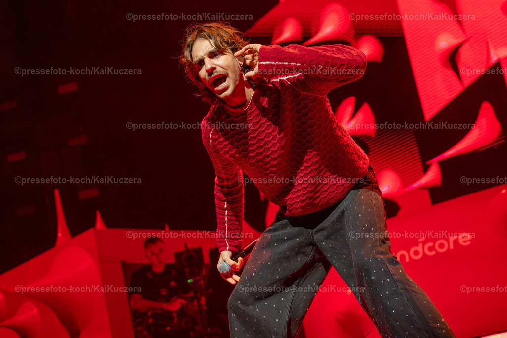 KKU13122401027 | 13.12.2024, xkkux, Düsseldorf, Red Bull Soundclash, PSD Bank Dome, Konzert von Ski Aggu und 01099 gegen Summer Cem und KC Rebell, Im Bild die Band 01099 (Musiker Dani, Gustav, Paul und Zachi)