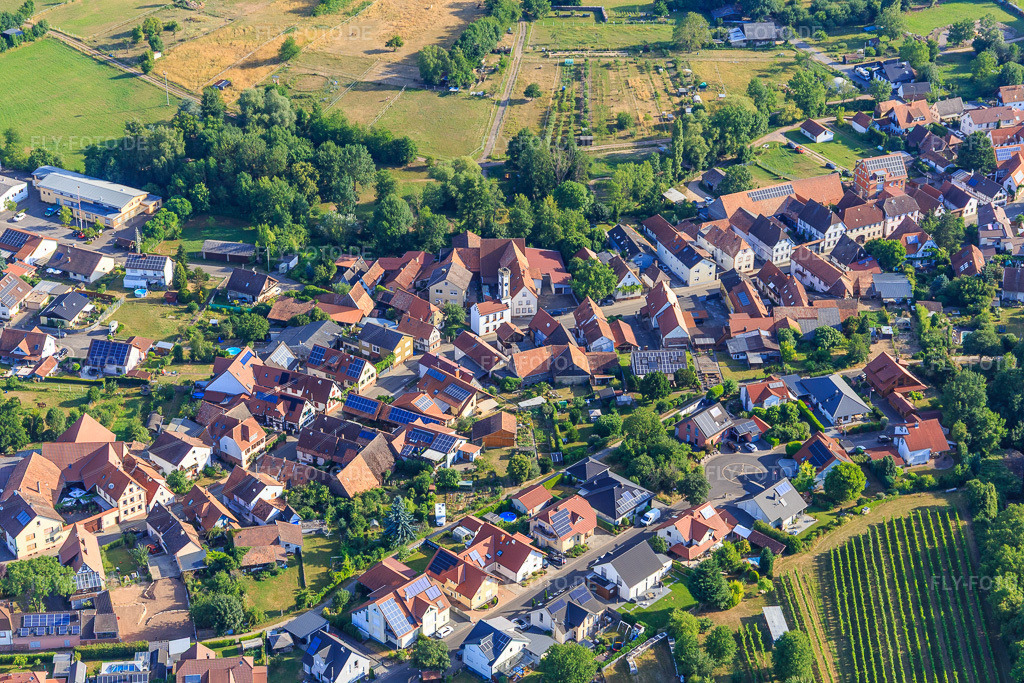 Luftbild: Dorfansicht aus Süden mit Türmel in Oberhausen im Bundesland Rheinland-Pfalz in Deutschland. Foto: IMG_149371.jpg vom 05.07.2025 durch Werner Riehm/FLY-FOTO.de