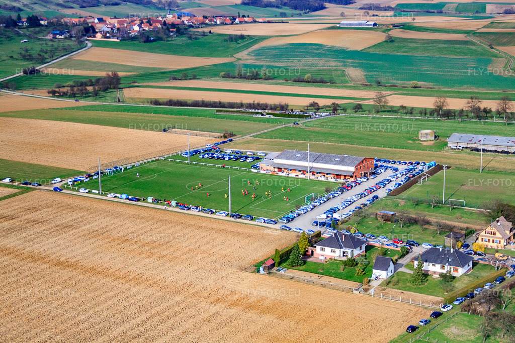 Vue aérienne: Terrain de sport à Ringendorf dans le département Bas Rhin, France – .Photo: IMG_38604.jpg prise le 20/03/2011 par Werner Riehm/FLY-FOTO.eu – Résolution de l'original: 4752 x 3168 px
