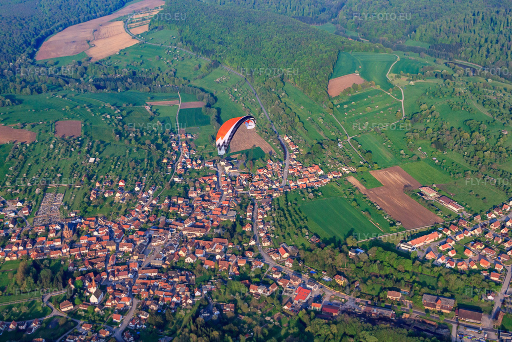 Vue aérienne: Vue de la ville depuis l'ouest à Lembach dans le département Bas Rhin, France.Photo: IMG_56820.jpg prise le 05/05/2013 par Werner Riehm/FLY-FOTO.euRésolution de l'original: 4752 x 3168 px