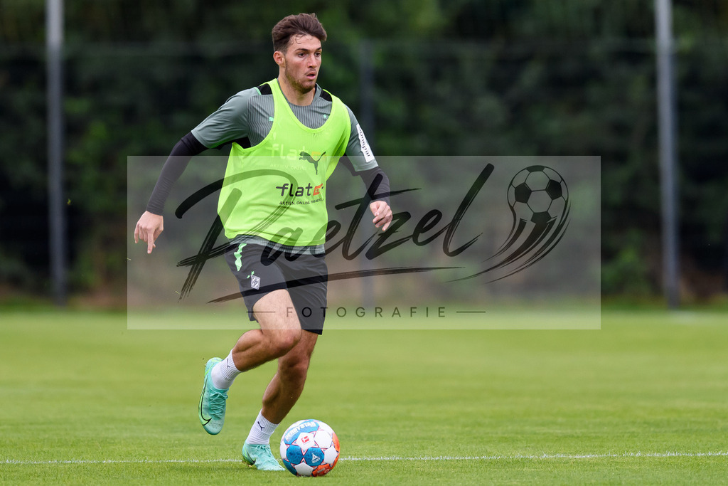 TRABMG20210719_058 | Fussball, Herren: Joe Scally (Borussia Moenchengladbach) in Aktion, am Ball, Einzelaktion beim Training von Borussia Moenchengladbach waehrend des Trainingslagers auf dem Trainingsplatz am Hotel Klosterpforte am 19.07.2021 in Harsewinkel, Deutschland. - Realisiert mit Pictrs.com