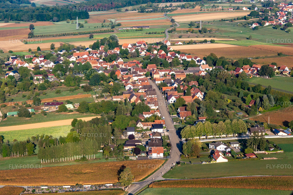 Vue aérienne: Vue de la ville depuis le sud-ouest à Retschwiller dans le département Bas Rhin, France. Photo: IMG_139236.jpg prise le 01/10/2023 par Werner Riehm/FLY-FOTO.eu – Résolution de l'original: 4693 x 3129 px