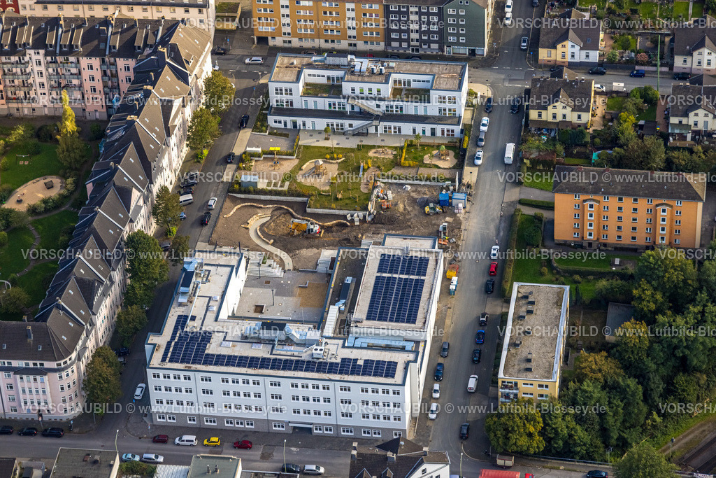 Hagen241005180 | Luftbild, Wohnsiedlung und Spielplatz Neugestaltung mit Baustelle zwischen Grundschule Wehringhausen und städt. Kita Kindergarten Lange Straße, Wehringhausen, Hagen, Ruhrgebiet, Nordrhein-Westfalen, Deutschland