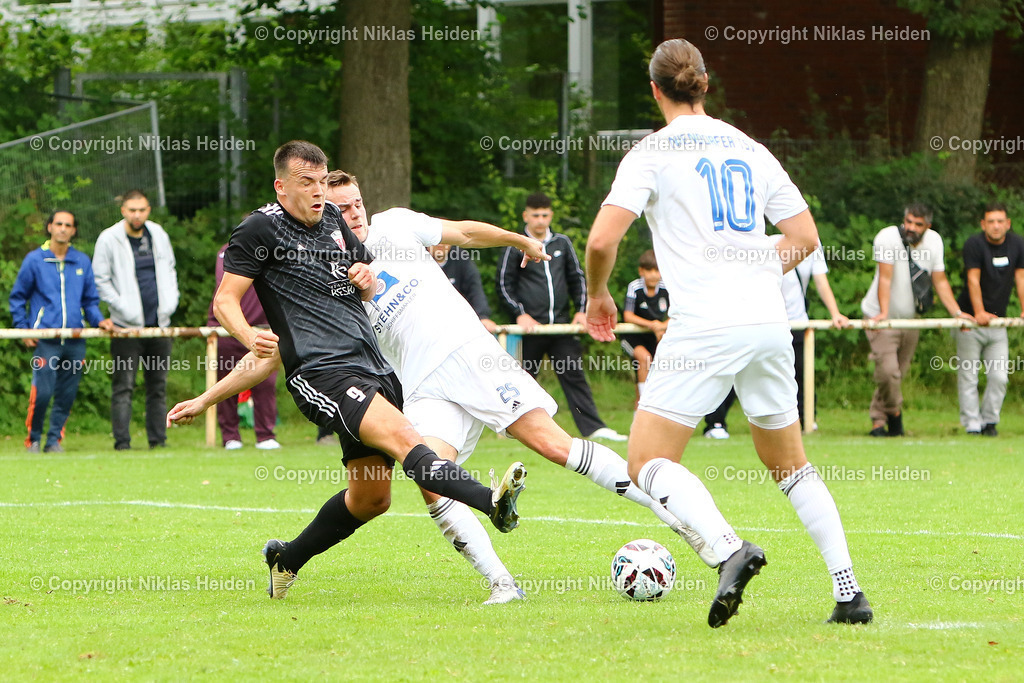 NH_FCTürkiye_NiendorferTSV_OberligaHamburg_17082024 | #9 Michel Frank Hans Dieter Netzbandt (FC Türkiye), #25 Lennart Konstantin Henry Merkle (Niendorfer TSV)Fußball I Herren I Gamesright Oberliga Hamburg I Saison 2024-2025 I 3. Spieltag I FC Türkiye - Niendorfer TSVI 17.08..2024 I Sportplatz Fährstraße