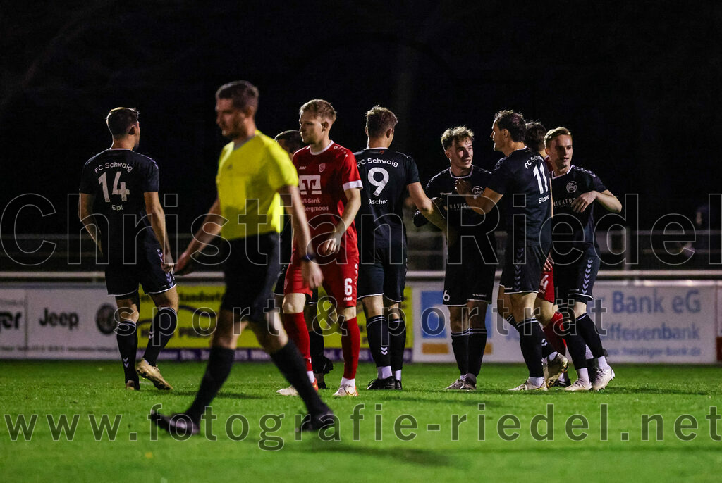 2023-10-27_040_VfB_Hallbergmoos_gegen_FC_Schwaig | Hallbergmoos, Deutschland, 27.10.2023:
Fußball, Landesliga Südost 2023 / 2024, 18. Spieltag, VfB Hallbergmoos gegen FC Schwaig, Endergebnis: 2:3

Jubel nach dem 0:1 durch Vincent Sommer (FC Schwaig, #10)

Foto: Christian Riedel / fotografie-riedel.net