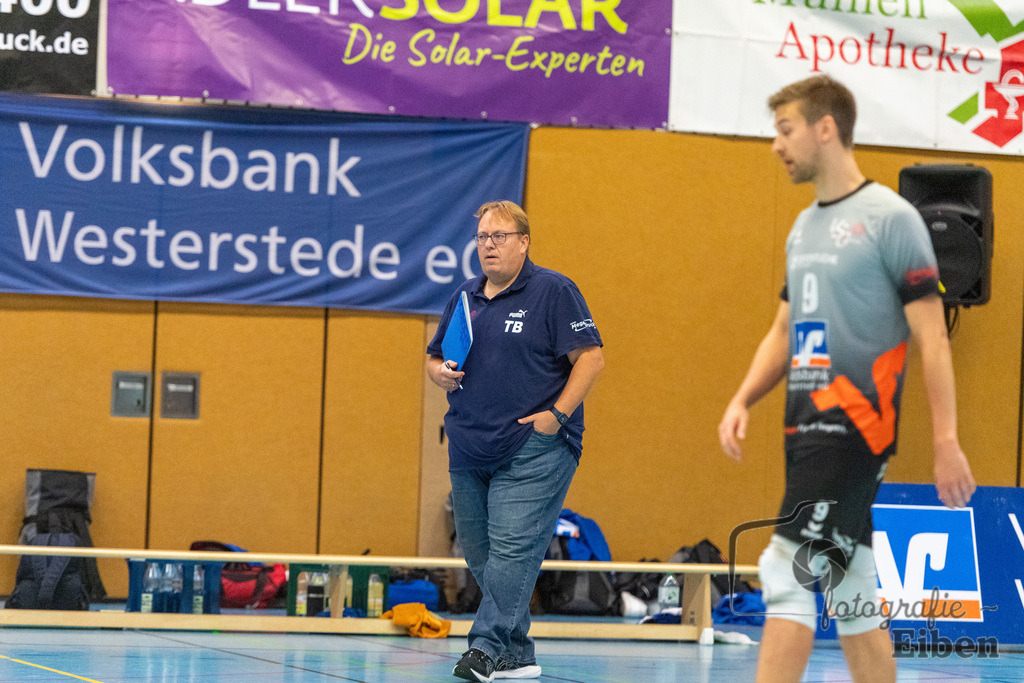 VSG Ammerland-TV Baden | Volleyball-Regionalliga; VSG Ammerland (blau)-TV Baden (weiß) am 19.10.2024; in Bad Zwischenahn (Sporthalle Schullerstraße), Photo: Philip Eiben 2024 - Realisiert mit Pictrs.com