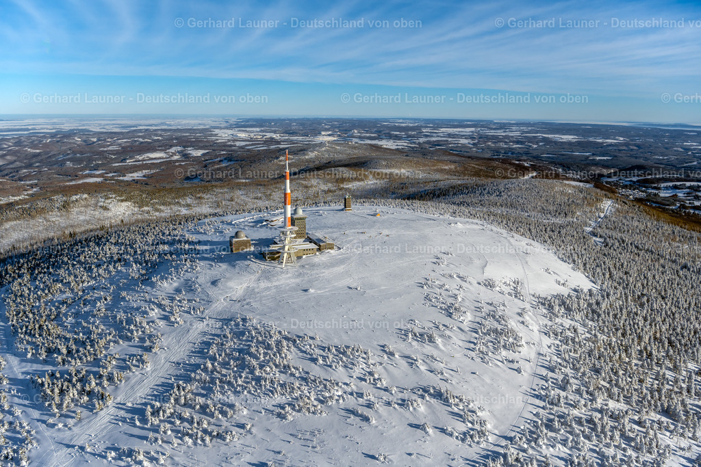 4044927 | SCHIERKE 14.02.2021 Winterlich schneebedeckte Funkturm und Sendeanlage auf der Kuppe des Brocken im Nationalpark Harz in Schierke im Bundesland Sachsen-Anhalt, Deutschland. Weiterführende Informationen bei: DFMG Deutsche Funkturm GmbH,  Deutscher Wetterdienst DWD. // Wintry snowy radio tower and transmitter on the crest of the mountain range Brocken in Harz in Schierke in the state Saxony-Anhalt, Germany. Further information at: DFMG Deutsche Funkturm GmbH,  Deutscher Wetterdienst DWD. Foto: Gerhard Launer
