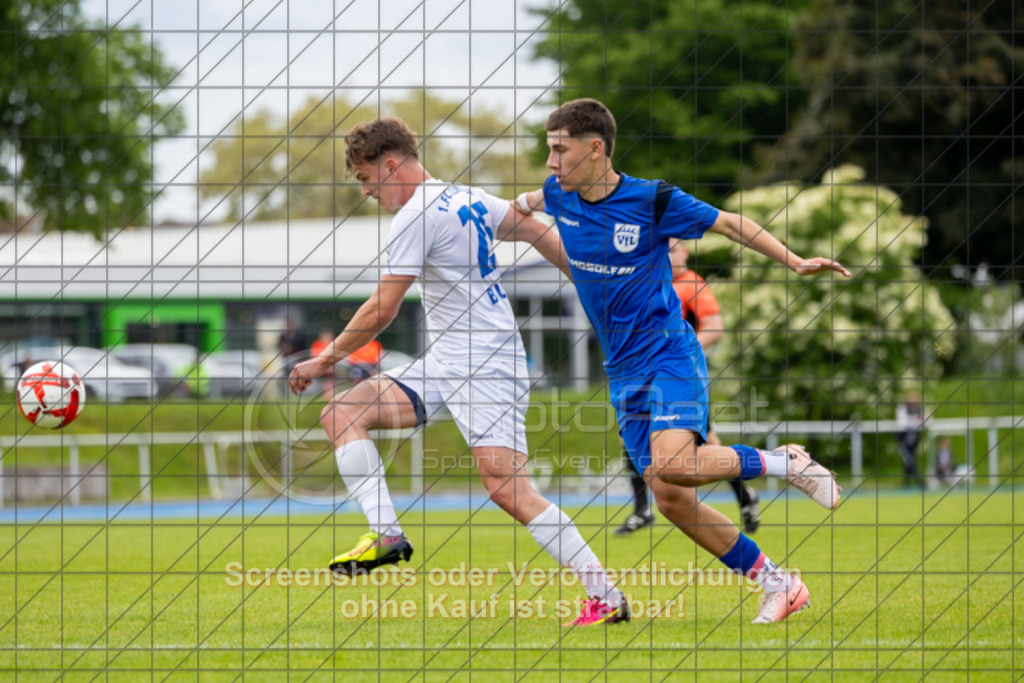 20250529_164630_0091 | #,  VfL Kirchheim (blau) vs. 1.FC Eislingen (weiß), Fußball, Bezirkspokal Finale - Bezirk Neckar/Fils, 2024/2025, Rasenplatz VfL Stadion Kirchheim, Jesinger Straße 105, 73230 Kirchheim, 29.05.2025 - 16:30 Uhr,Foto: PhotoPeet-Sportfotografie/Peter Harich