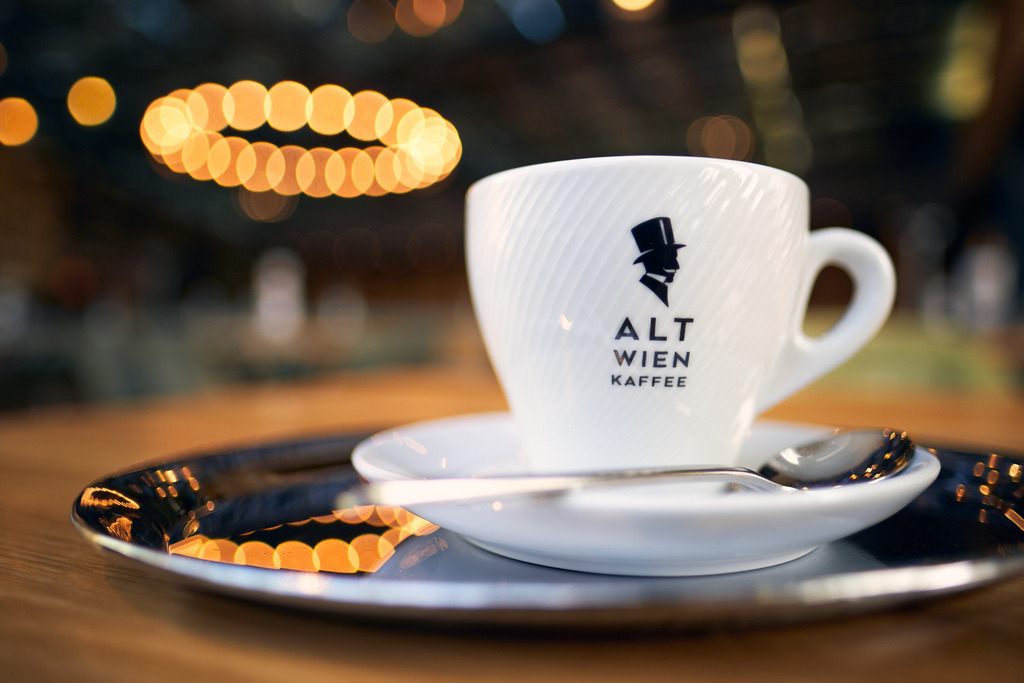 Luftburg Kolarik, eine Tasse Melange auf dem Tisch stehend | WIen, Austria - February 24, 2022; Luftburg Kolarik, eine Tasse Melange auf dem Tisch stehend. - Realisiert mit Pictrs.com