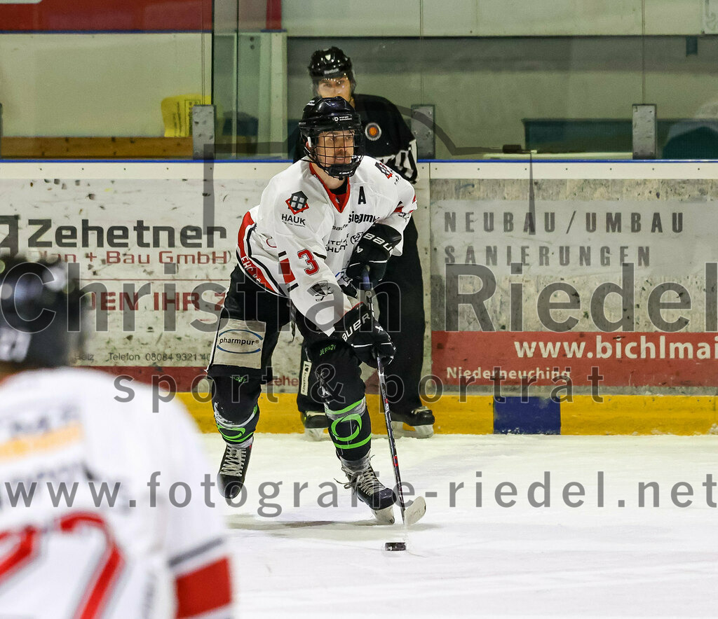 2022-11-06_059_TSV_Erding_gegen_EHC_Koenigsbrunn | Erding, Deutschland, 06.11.2022:
Eishockey, Bayernliga 2022 / 2023, 11. Spieltag, TSV Erding gegen EHC Königsbrunn, Endergebnis: 1:7

Simon Beslic (EHC Königsbrunn, #3)

Foto: Christian Riedel / fotografie-riedel.net