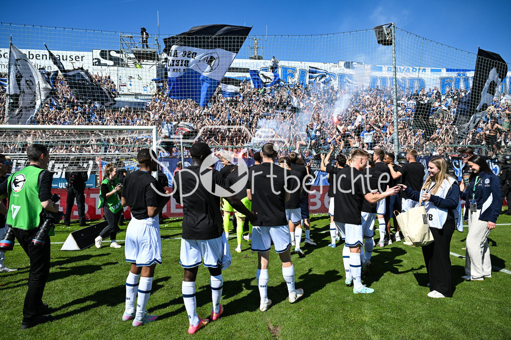 SpVgg Unterhaching - Arminia Bielefeld | die Mannschaft aus Bielefeld feiert zusammen mit den Fans dein Sieg und den Aufstieg in Unterhaching / Bierdursche / Bier / Freude / Happy / Gluecklich / 3. Liga: SpVgg Unterhaching - Arminia Bielefeld, Uhlsport Park am 11.05.2025