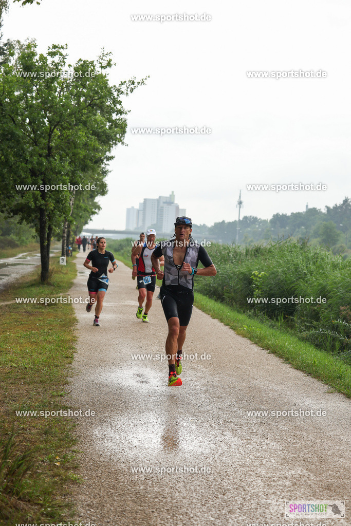 LUR_1109 | 34. M-net Erlanger Triathlon 2025 #erlangertriathlon  #mnettriathlon2025 #mnettriathlon #team #olympischedistanz #mitteldistanz #triathlon #maindonaukanal  #erlangertriathlon2025 #yourpictrs #tv1848 #tv1848erlangen  #triathlonbayern #sportinerlangen #demsportverbunden #sportshot_your_pictrs Copyright: www.sportshot.de