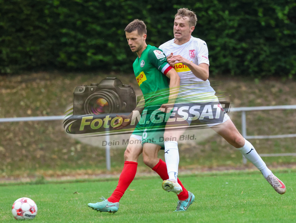 TuS Bersenbrück - HSC Hannover | Auf dem Bild zu sehen: weiß TuS Bersenbrück: Markus Lührmann ; grün HSC Hannover: Leander Baar TuS Bersenbrück, HSC Hannover, Saison 25/26, Testspiel, Bünde, Deutschland - Realisiert mit Pictrs.com