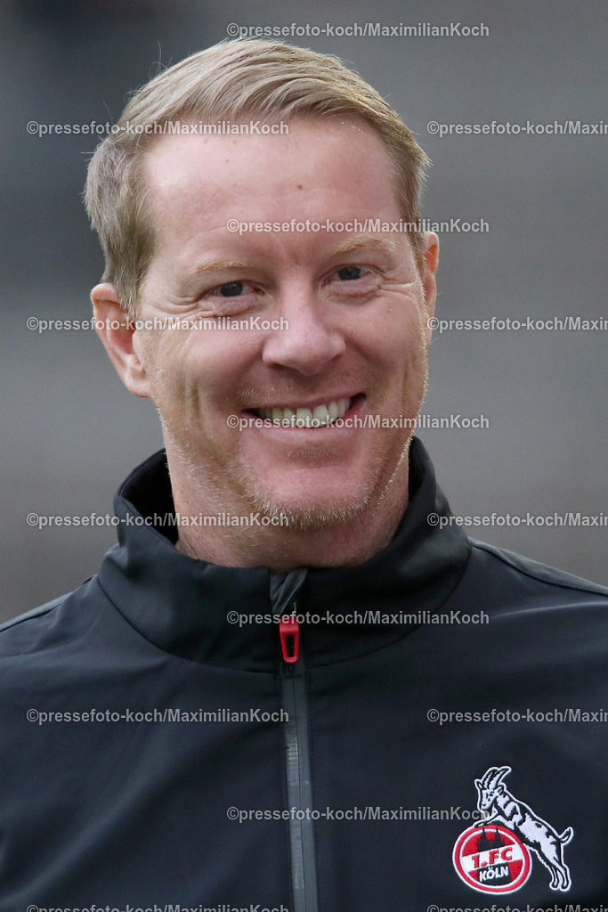 RWE06012402075 | 06.01.2024, Essen, Fußball, Herren, Stadion an der Hafenstraße, Testspiel, Rot-Weiss Essen – 1. FC Köln:  Der neue Cheftrainer Timo Schultz (1.FC Köln) lachend bei seinem ersten Spiel für den Kölner FC. 
DFB regulations prohibit any use of photographs as image sequences and or quasi-video.