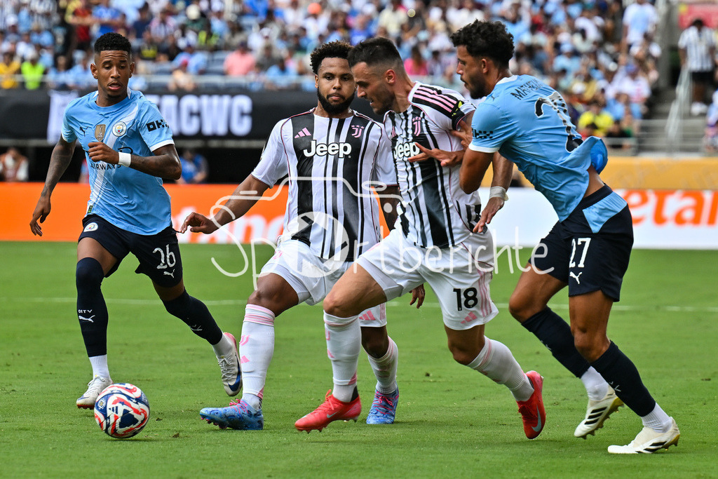 Juventus Turin - Manchester City | v. l. SAVINHO (Manchester City 26), Weston McKENNIE (Juventus Turin 16), Filip KOSTIC (Juventus Turin 18), Matheus NUNES (Machester City 27) / zweikampf / duell / FIFA Club World Cup: Juventus Turin - Manchester City, Camping World Stadium am 26.06.2025 / NOT FOR SALE IN USA