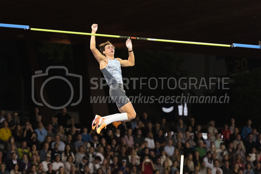 Leichtathletik: Weltklasse Zürich | 08.09.2022, Zürich, Letzigrund, Leichtathletik: Weltklasse Zürich, DUPLANTIS Armand (SWE) überspringt 6.07m im Stabhochsprung der Männer. - Realisiert mit Pictrs.com