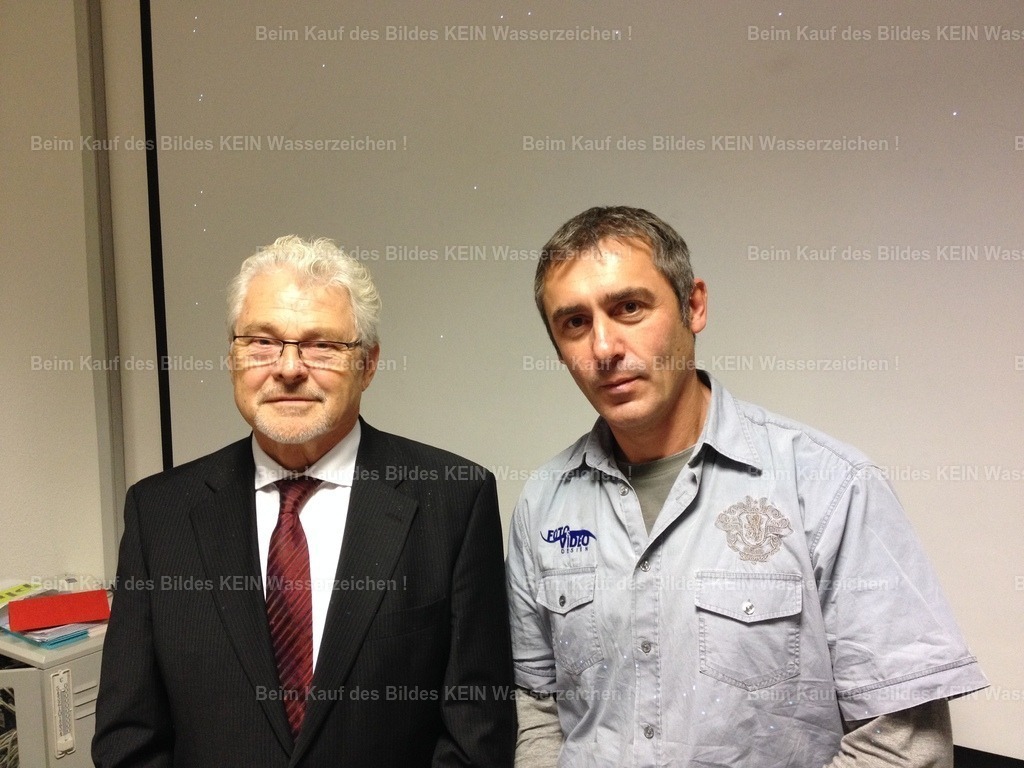 IMG_4234 | Die ersten Schritte---Jede Selbstständigkeit beginnt mit einer Idee und mit Menschen, die an einen glauben.--- Auf diesem Foto ist mein Existenzgründerberater Jürgen Sack vom Wirtschaftsdezernat der Landeshauptstadt Magdeburg zu sehen. Er hat mich in der Anfangszeit begleitet, mir wertvolle Ratschläge gegeben und mich bei den ersten Schritten in die Selbstständigkeit unterstützt. Es war gut, in dieser Phase einen erfahrenen Ansprechpartner an meiner Seite zu wissen.---Besonders schön finde ich, dass wir bis heute in Kontakt geblieben sind. Wenn ich auf meinen Weg zurückblicke, denke ich gerne an diese Anfangszeit und bin dankbar für die Unterstützung, die ich damals erfahren habe. Danke Jürgen - Realisiert mit Pictrs.com