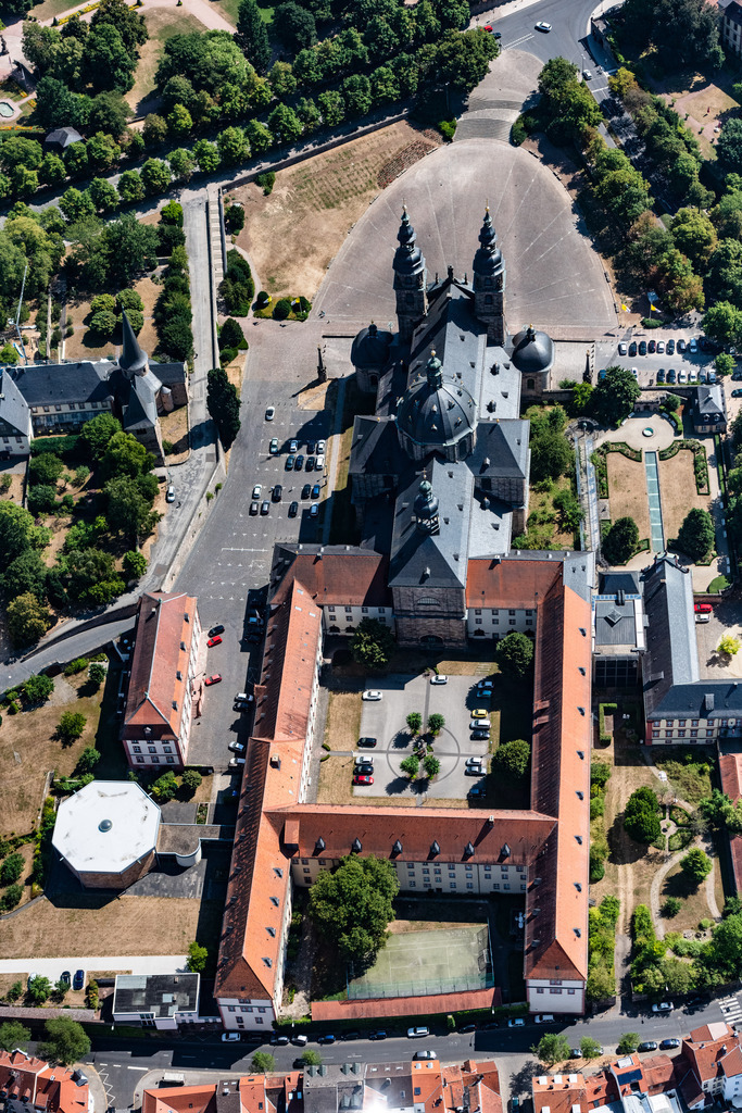 dr__0015542.jpg | FULDA 03.08.2018 Kirchengebäude des Domes in der Altstadt in Fulda im Bundesland Hessen, Deutschland. // Church building of the cathedral in the old town in Fulda in the state Hesse, Germany. Foto: Daniel Reiter