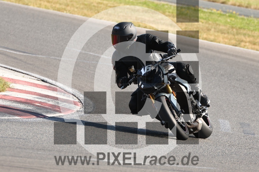 0016-20260713_01892 | Schöne Erinnerungen an spannende Momente - das festzuhalten ist unser Job. PIXELrace.de ist seit 2003 auf den Rennstrecken Europas unterwegs um die Action draußen beim Fahren und die wunderbare Stimmung imm Fahrerlager für euch einzufangen.