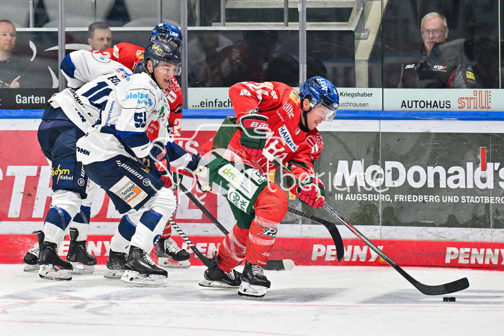 Augsburger Panther - Iserlohn Roosters | im Duell Johannes HUSS (Iserlohn Roosters 55) und T. J. TREVELYAN (Augsburger Panther #24) / Zweikampf / Penny DEL: Augsburger Panther - Iserlohn Roosters; Curt Frenzel Stadion am 21.09.2025