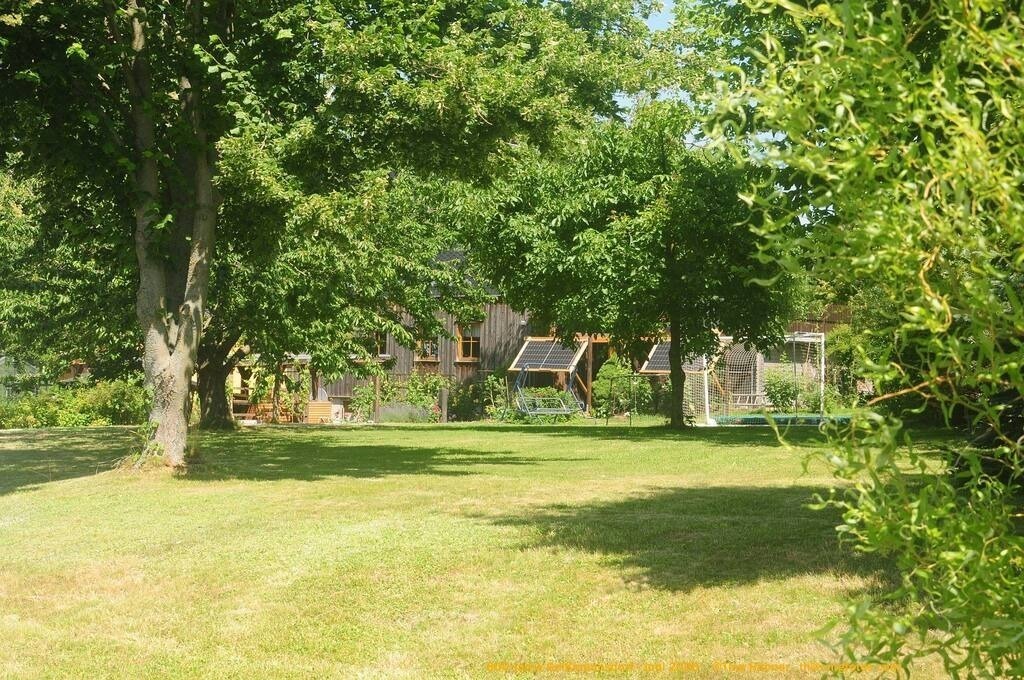 Geißmannsdorf-2026-Ortsbilder-116 | Geißmannsdorf bei Bischofswerda im Sommer 2026. Ein fotografischer Streifzug durch das Dorf Geißmannsdorf, mit Gebäuden, Straßen, Strohpuppen und geschmückten Vorgärten und Grundstücken anlässlich der 800-Jahr-Feier von Geißmannsdorf im Juni 2026 - Realisiert mit Pictrs.com