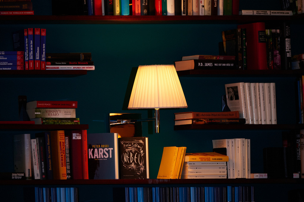 Cafe Museum | Wien, Austria - June 22, 2018: Café Museum, Innenraum mit Buchregal und Lampe. - Realisiert mit Pictrs.com