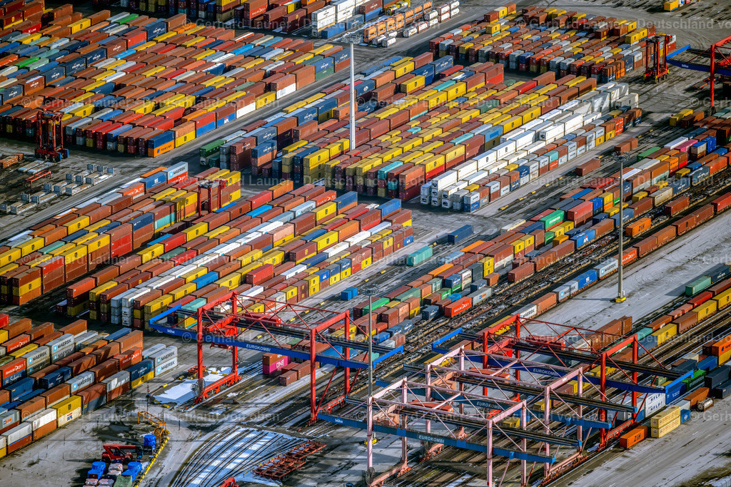 4044598 | HAMBURG 14.02.2021 Containerterminal im Containerhafen des Überseehafen Hamburg mit Blick auf die Innenstadt in Hamburg, Deutschland. Weiterführende Informationen bei: Hamburger Hafen und Logistik Aktiengesellschaft. // Container Terminal in the port of the international port Hamburg overlooking the inner city in Hamburg, Germany. Further information at: Hamburger Hafen und Logistik Aktiengesellschaft. Foto: Gerhard Launer