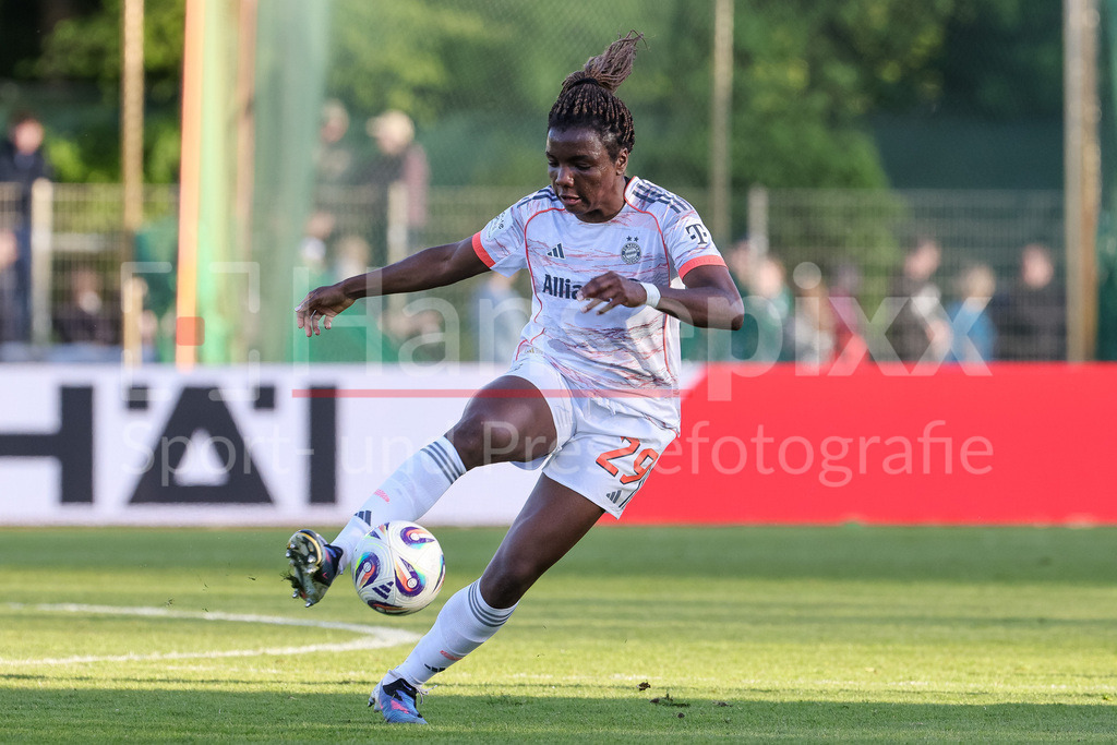 Fussball, Google Pixel Frauen-Bundesliga, SV Werder Bremen - FC Bayern München | Edna Imade (FC Bayern München, 29) am Ball, Freisteller, Einzelbild, Ganzkörper, Aktion, Action, Spielszene, DIE DFB-RICHTLINIEN UNTERSAGEN JEGLICHE NUTZUNG VON FOTOS ALS SEQUENZBILDER UND/ODER VIDEOÄHNLICHE FOTOSTRECKEN. DFB REGULATIONS PROHIBIT ANY USE OF PHOTOGRAPHS AS IMAGE SEQUENCES AND/OR QUASI-VIDEO.