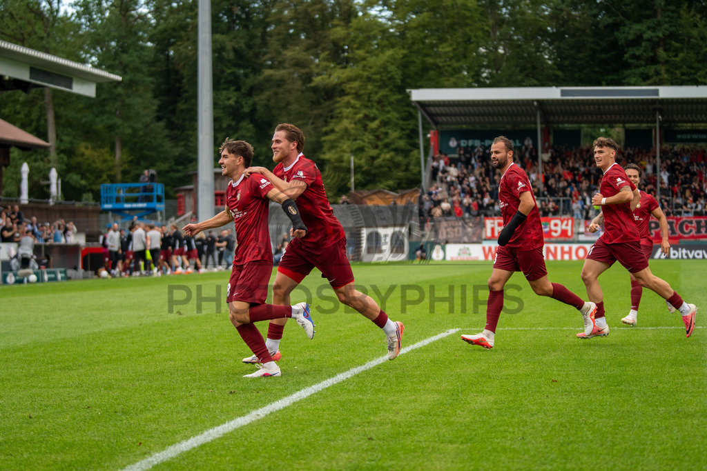 SG Sonnenhof Großaspach vs. Arminia Bielefeld, Fussball, DFB-Pokal, 1. Runde, 22.08.2026 | Elias Rahn (SG Sonnenhof Großaspach, #08) jubelt mit Tim Rossmann (SG Sonnenhof Großaspach, #11) nach seinem 1:0 Fuehrungstreffer,SG Sonnenhof Großaspach vs. Arminia Bielefeld, Fussball, DFB-Pokal, 1. Runde, 22.08.2026,DFB regulations prohibit any use of photographs as image sequences and/or quasi-video