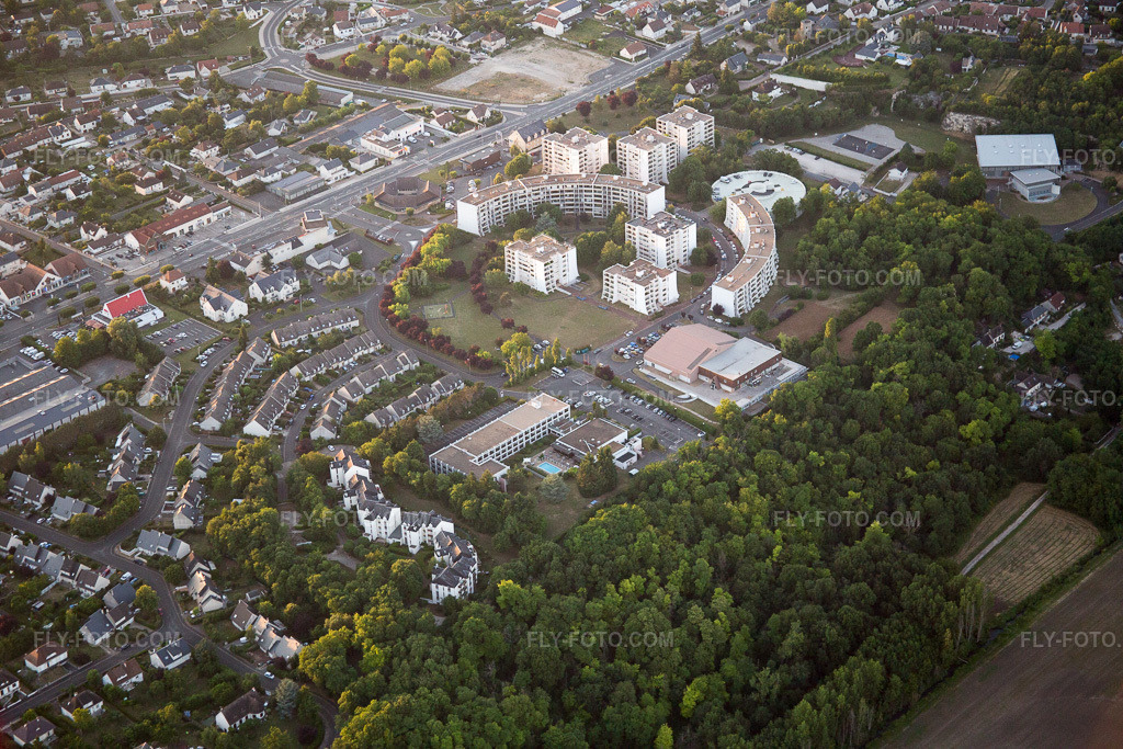 Aerial view: View of the town in La Chaussée-Saint-Victor in the state Loir et Cher, France.Photo: IMG_081330.jpg taken on 06/19/2015 by Werner Riehm/FLY-FOTO.comResolution of the original: 5472 x 3648 px