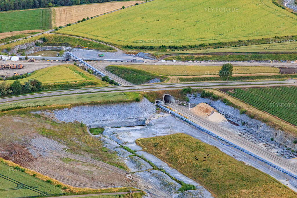 Luftbild: Förderbänder des Steinbruch Dotternhausen untertunneln eine Straße in Dormettingen im Bundesland Baden-Württemberg in Deutschland. Foto: IMG_148673.jpg vom 25.06.2025 durch Werner Riehm/FLY-FOTO.de